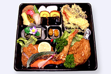 7,000円料理（天ぷら・煮物・昆布巻き・豚カツ・エビフライ・焼き魚・がんもどき・羊羹その他）