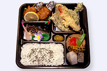 3,900円弁当（天ぷら・鳥手羽揚げ・焼き魚・煮物・がんもどき）