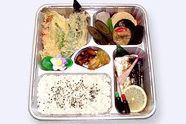 2,300円弁当（天ぷら・煮物・焼き魚・がんもどき（小）・ご飯その他）