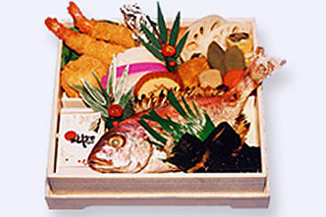 お料理詰め合わせ　※写真は6,800円（鯛・昆布鰊巻き・エビフライ・鳥手羽先・煮物・紅白かまぼこ・伊達巻・祝い羊羹その他）