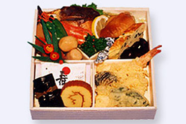 お料理詰め合わせ　※写真は5,800円（焼き魚・海老・鳥照り焼き・厚焼き玉子・煮物・天ぷら・鰊昆布巻き・伊達巻・祝い羊羹その他）