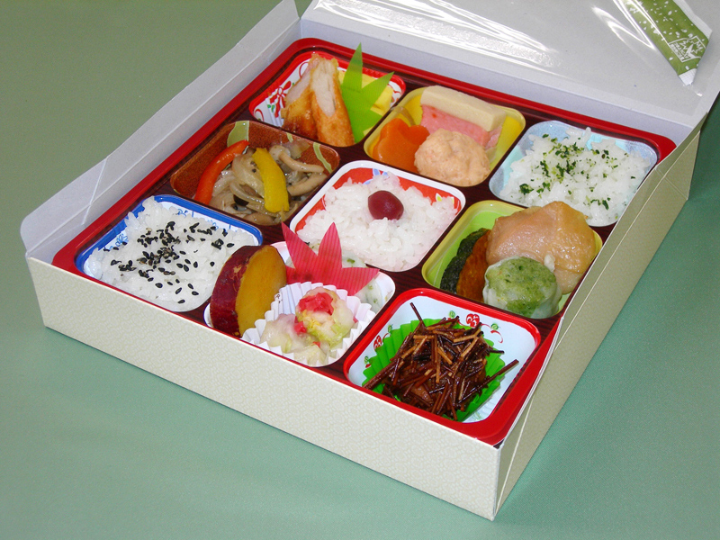 行楽弁当　1,300円より（写真は1,500円）